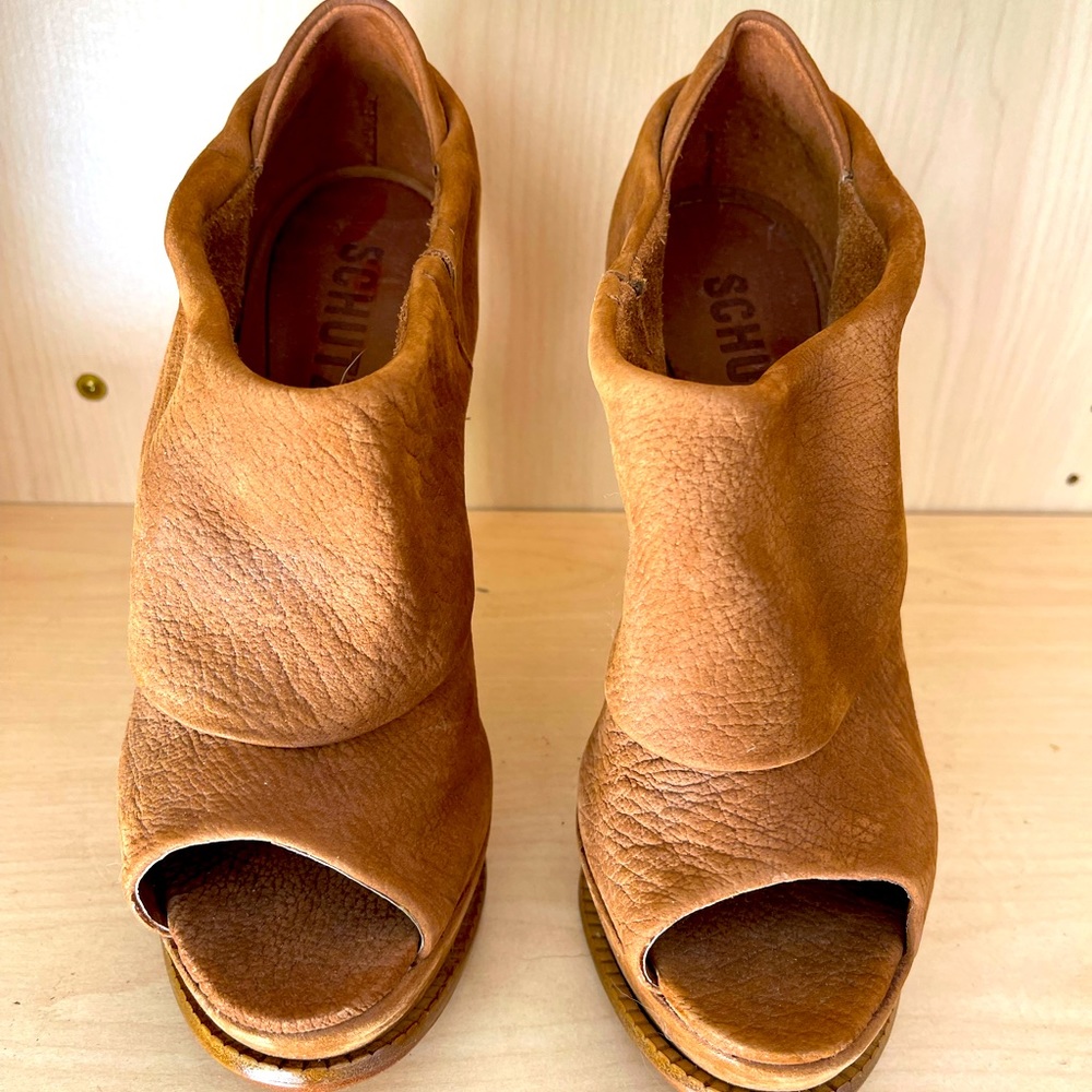 SCHUTZ  cute and comfortablE tan brown peep toe leather booties SIZE 8